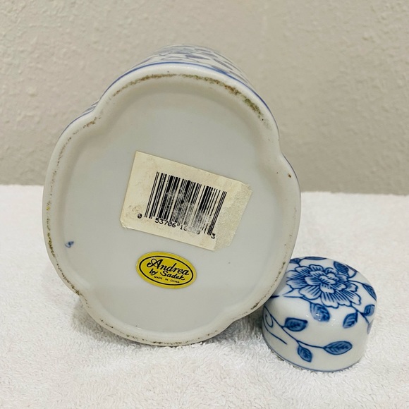 VINTAGE ANDREA BY SADEK BLUE/WHITE BIRD/FLORAL SMALL VASE W/ LID MADE IN CHINA - Picture 6 of 12